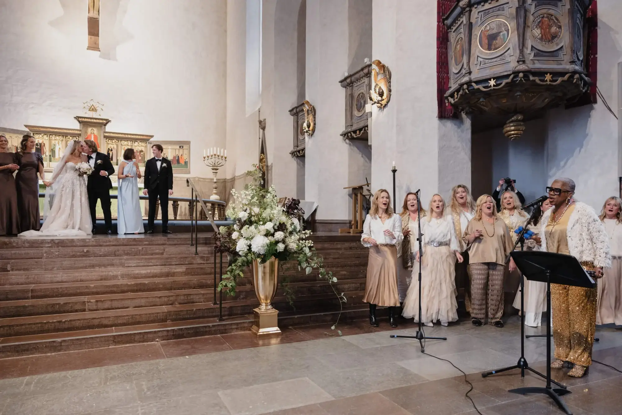 Gospel choir performing during Vanessa and Jens’s wedding ceremony at Högalidskyrkan