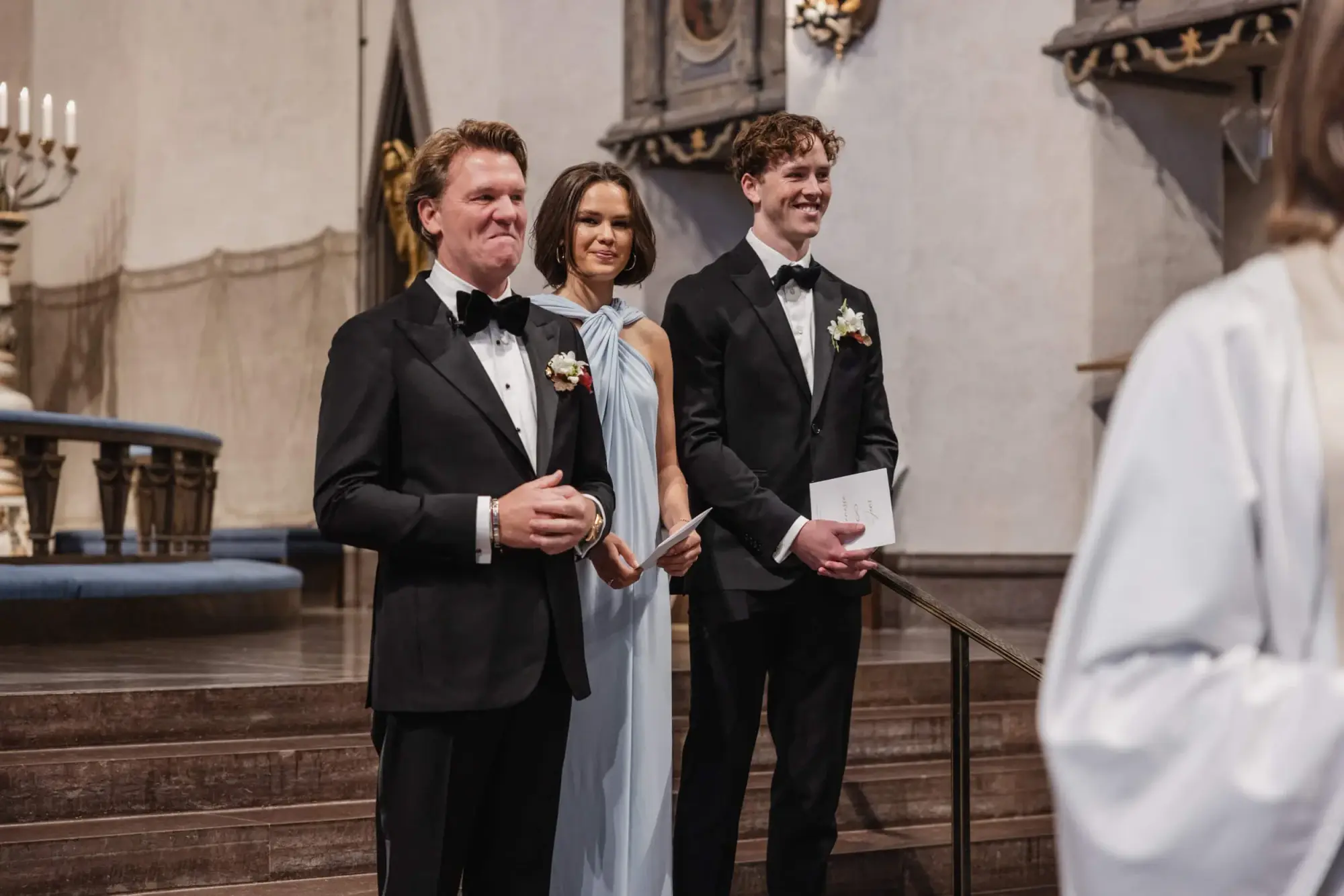 J waiting with his children at the altar during the bride’s entrance at Högalidskyrkan